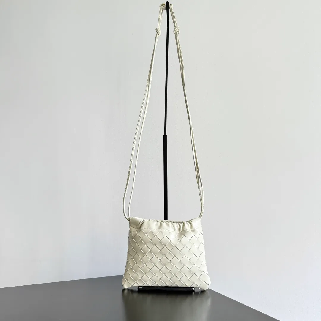 Batch 1400 BOTTEGA VENETA DUSTBAG mini size is officially launched📣📣. It still continues the classic weaving process. The lazy and casual feeling presented by the drawstring pockets is not too suitable for summer. The small back body is light and convenient. It is enough to carry lipstick and tissues when going out every day. It is not easy to make mistakes with any clothes. The shoulder strap has a buckle and pull-out design, which can be adjusted to unlock multiple carrying methods. Style number: 816987 Size: 21*16.6*1cm